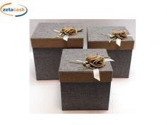 SCATOLA QUADRATA IN TESSUTO GRIGIO, FIOCCO ROSE NATURALI. H. 26 CM.