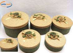 SCATOLA TONDA IN TESSUTO VERDE NATURALE CON ROSA L CM. 30X30X16