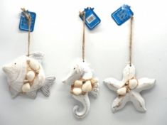 SOGGETTO MARE LEGNO DA APPENDERE CON CONCHIGLIE.