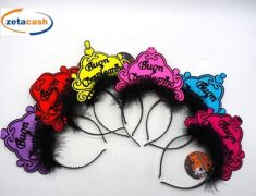 CERCHIETTO PIUME BUON COMPLEANNO COL ASS