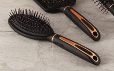 SPAZZOLA PER CAPELLI IN ABS CM 7X3.5XH24.5